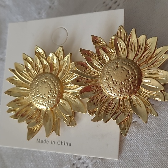 Sunflower Earrings 🌻 - Picture 5 of 6